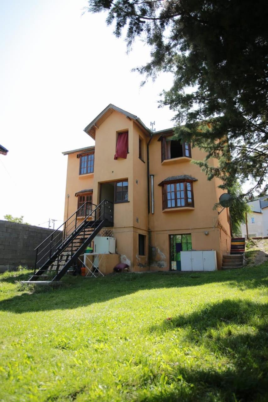 La Casa De Emma Hostel Esquel Exterior photo